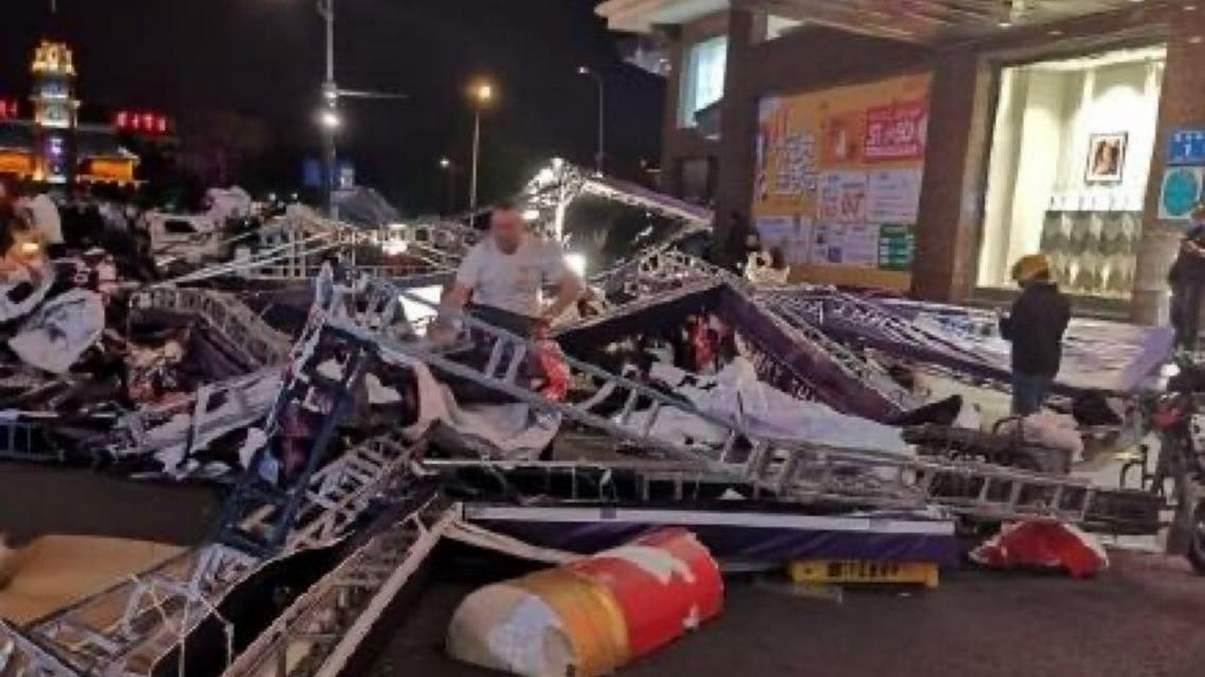 Жахливий ураган у Китаї: є загиблі і багато постраждалих Жахливий ураган у Китаї: є загиблі і багато постраждалих