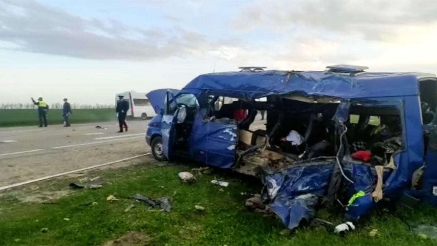 Погибли дети: в сети появилось видео смертельного ДТП в России Погибли дети: в сети появилось видео смертельного ДТП в России