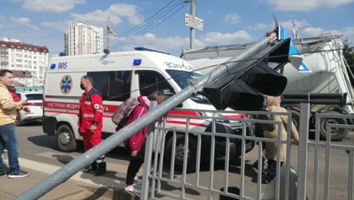 В Харькове на мужчину упал светофор: фото, видео с места