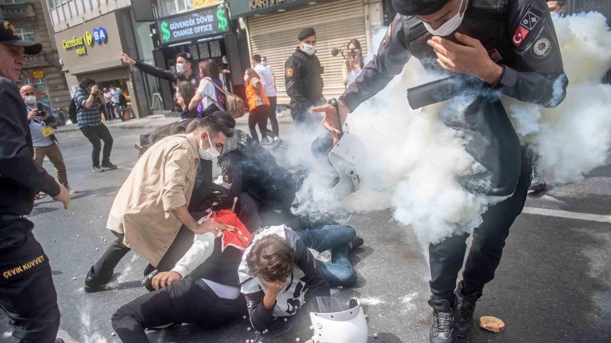 Первомайские марши в Турции закончились массовыми задержаниями Первомайские марши в Турции закончились массовыми задержаниями