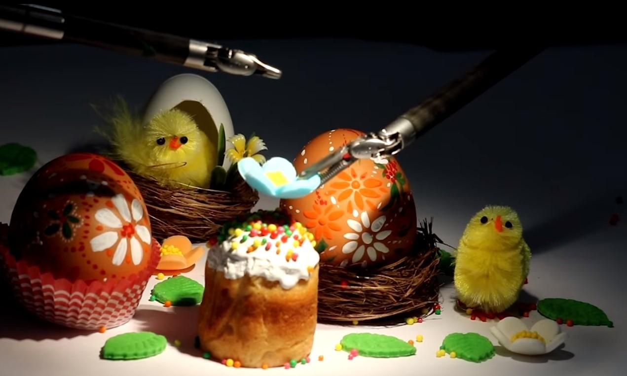 В Днепре робот DaVinci разрисовал писанки и украсил паску: видео В Днепре робот DaVinci разрисовал писанки и украсил паску: видео