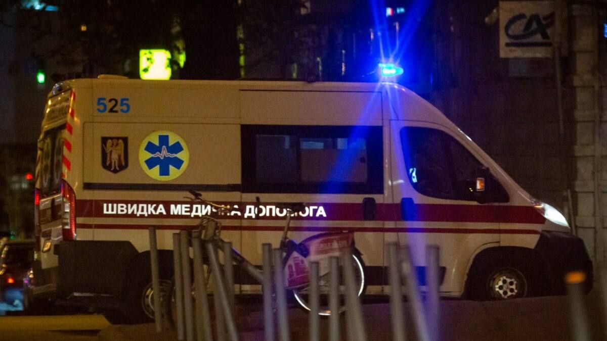 Плохо стало всем: в Киеве в больницу попала семья и бригада медиков