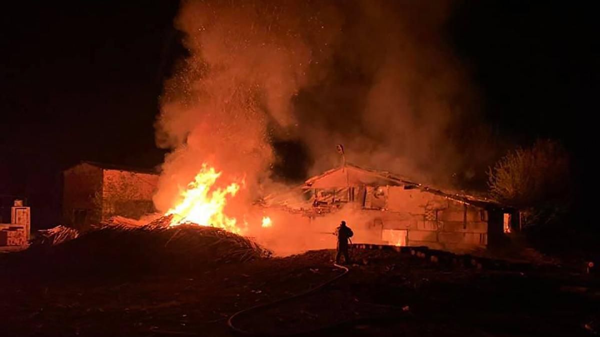 Масштабна пожежа пилорами на Харківщині: не могли погасити – фото  