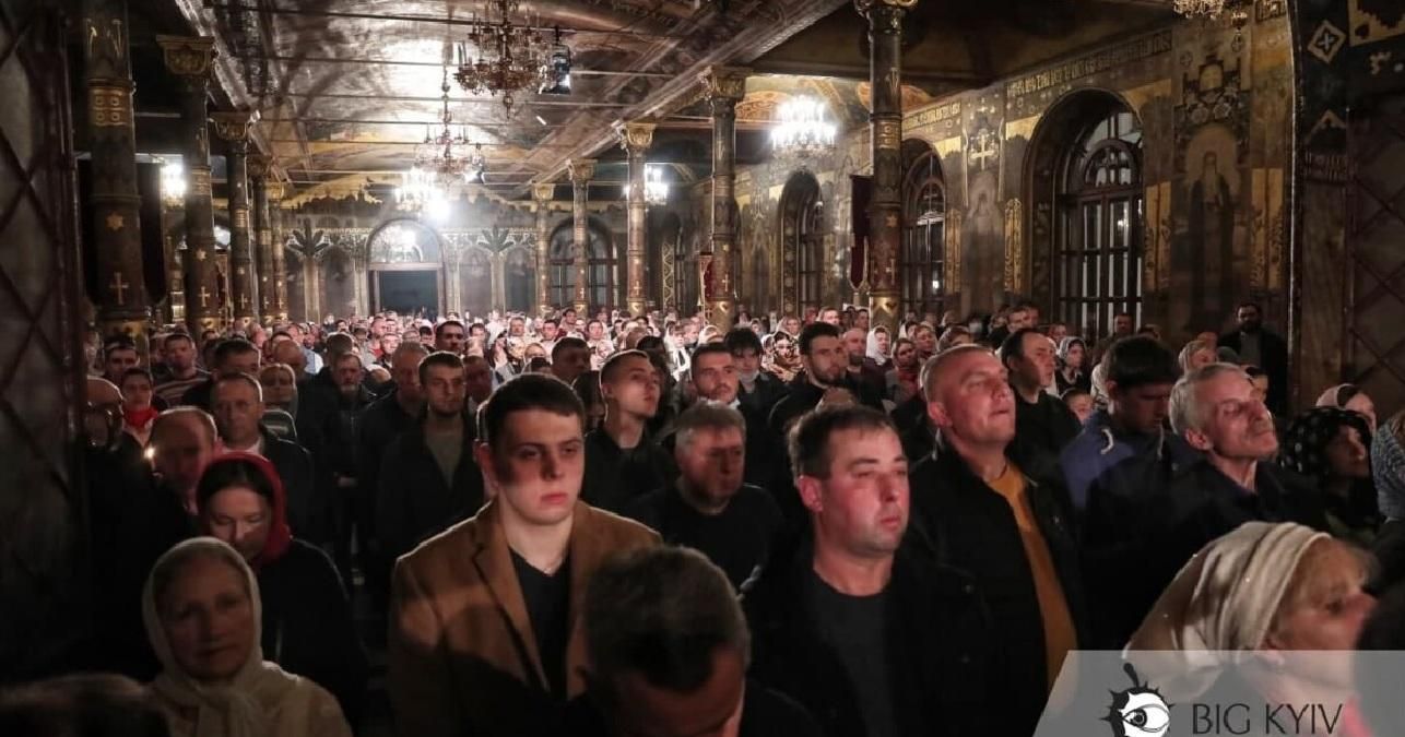 У Лаврі забули про коронавірус під час великодніх богослужінь У Лаврі забули про коронавірус під час великодніх богослужінь