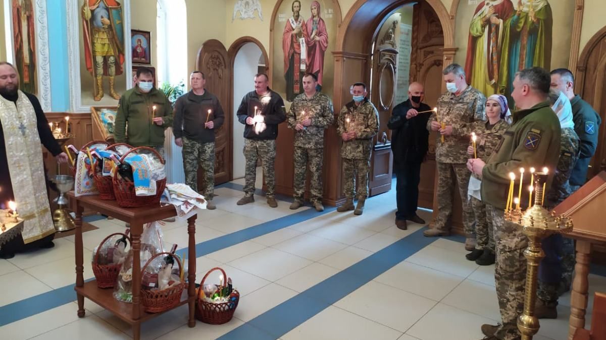 Українські військові в ООС святкують Великдень: фото