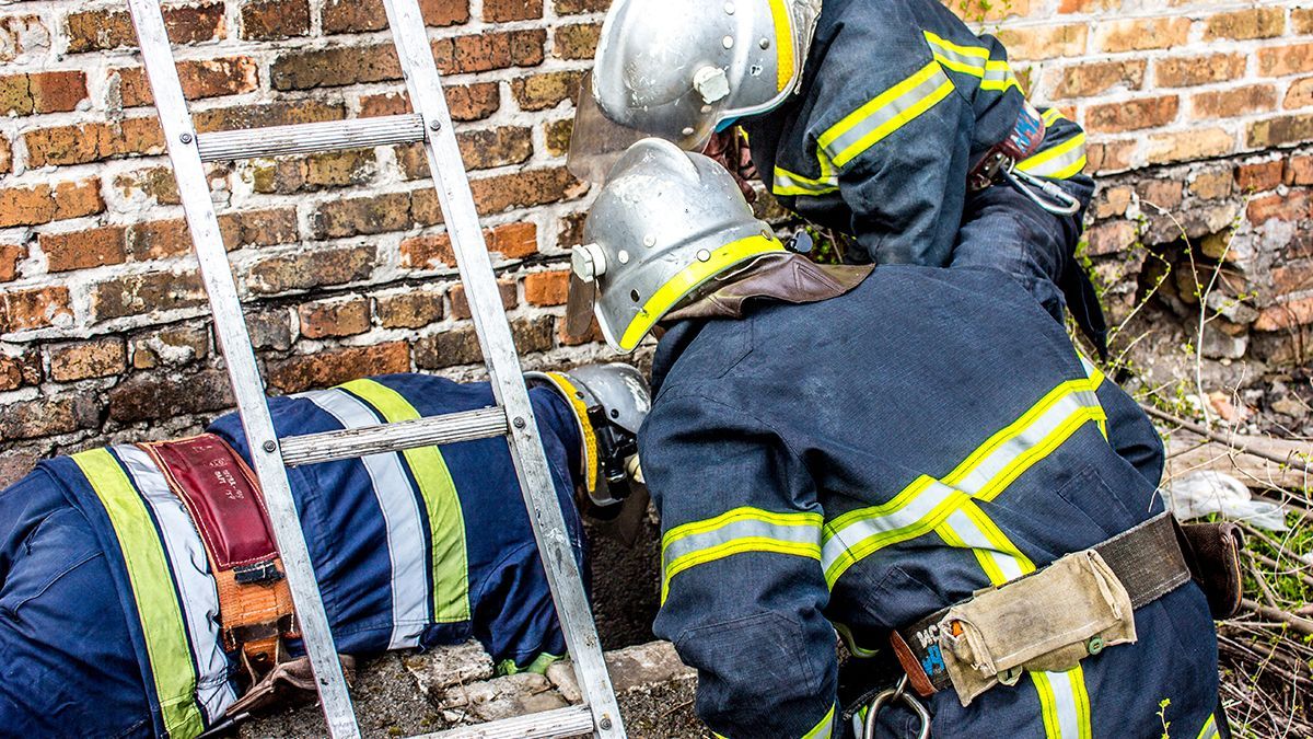 На Дніпропетровщині рятувальники дістали собаку з колодязя – фото На Дніпропетровщині рятувальники дістали собаку з колодязя – фото