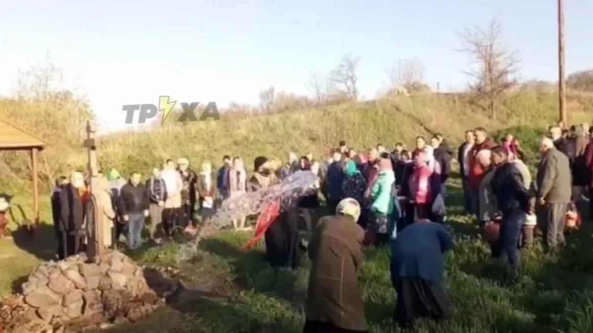 Забыл святую воду: священник на Харьковщине окропил людей из ведра