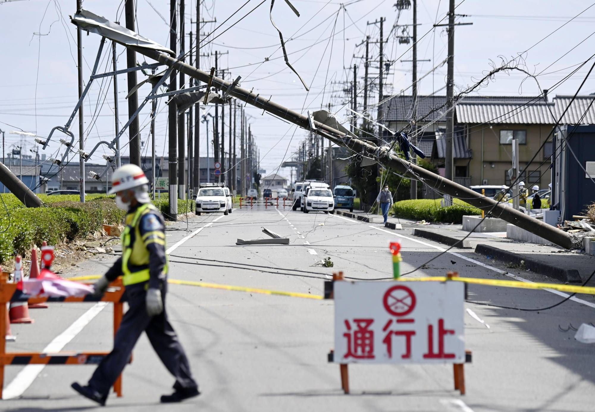 Перевернуті автівки та зруйновані будівлі: Японію сколихнув торнадо 