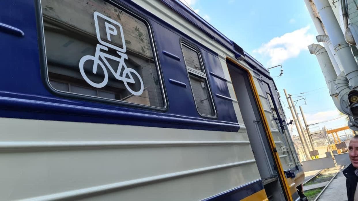 В Укрзализныце появится электропоезд с местами для велосипедистов
