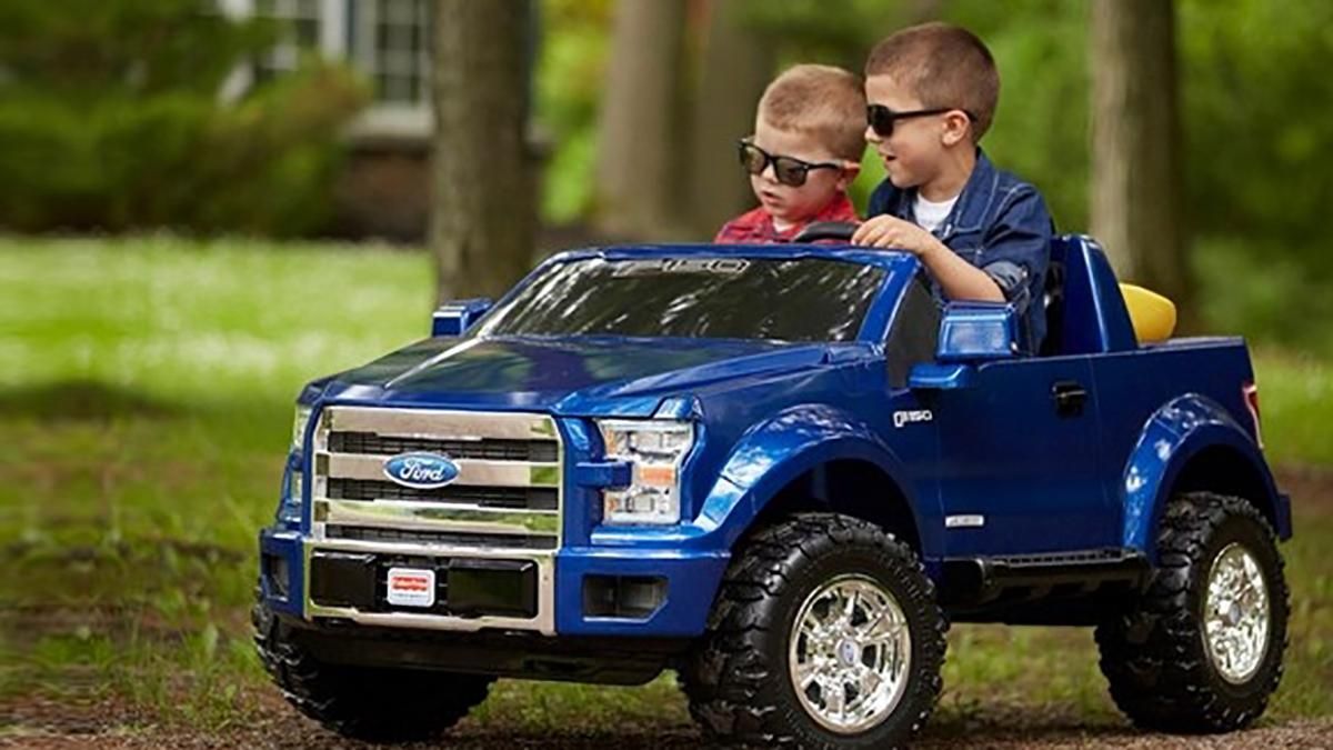 В Днепре детская машинка сбила бабушку и ее забрала скорая В Днепре детская машинка сбила бабушку и ее забрала скорая