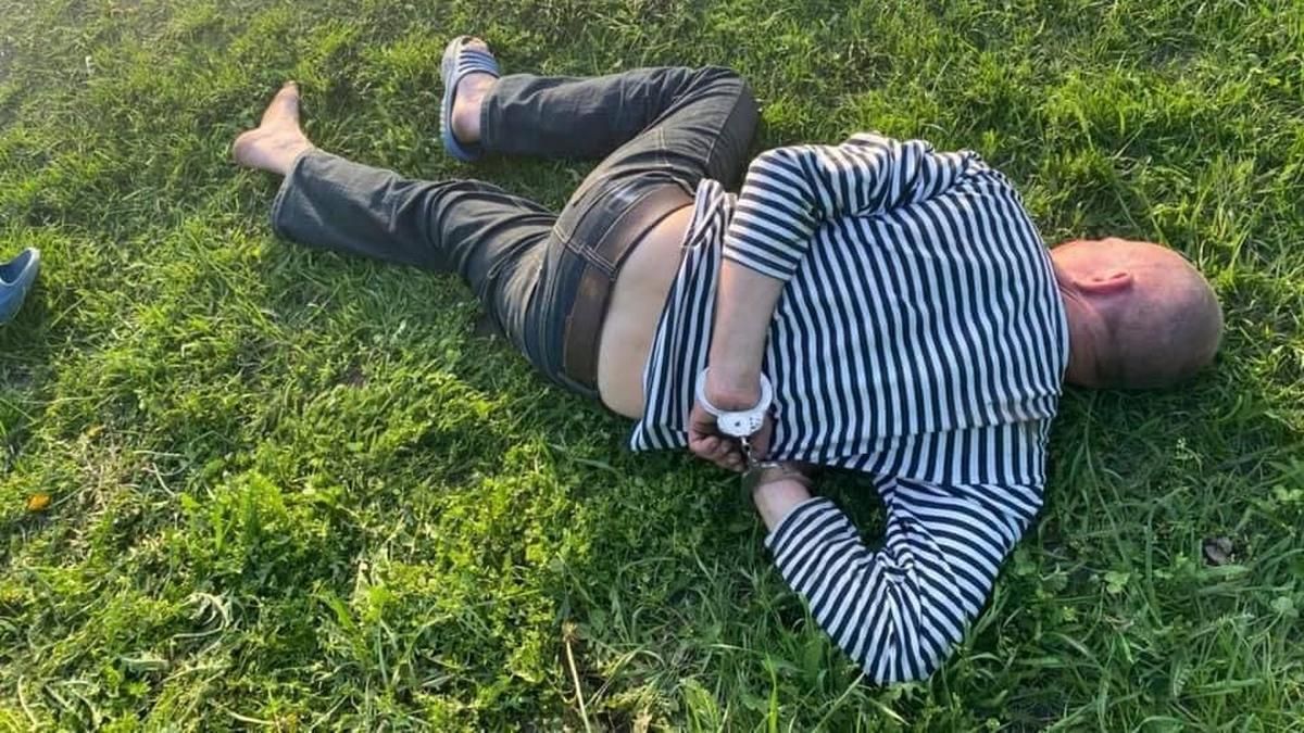 На Київщині затримали чоловіка, який погрожував копам рушницею На Київщині затримали чоловіка, який погрожував копам рушницею