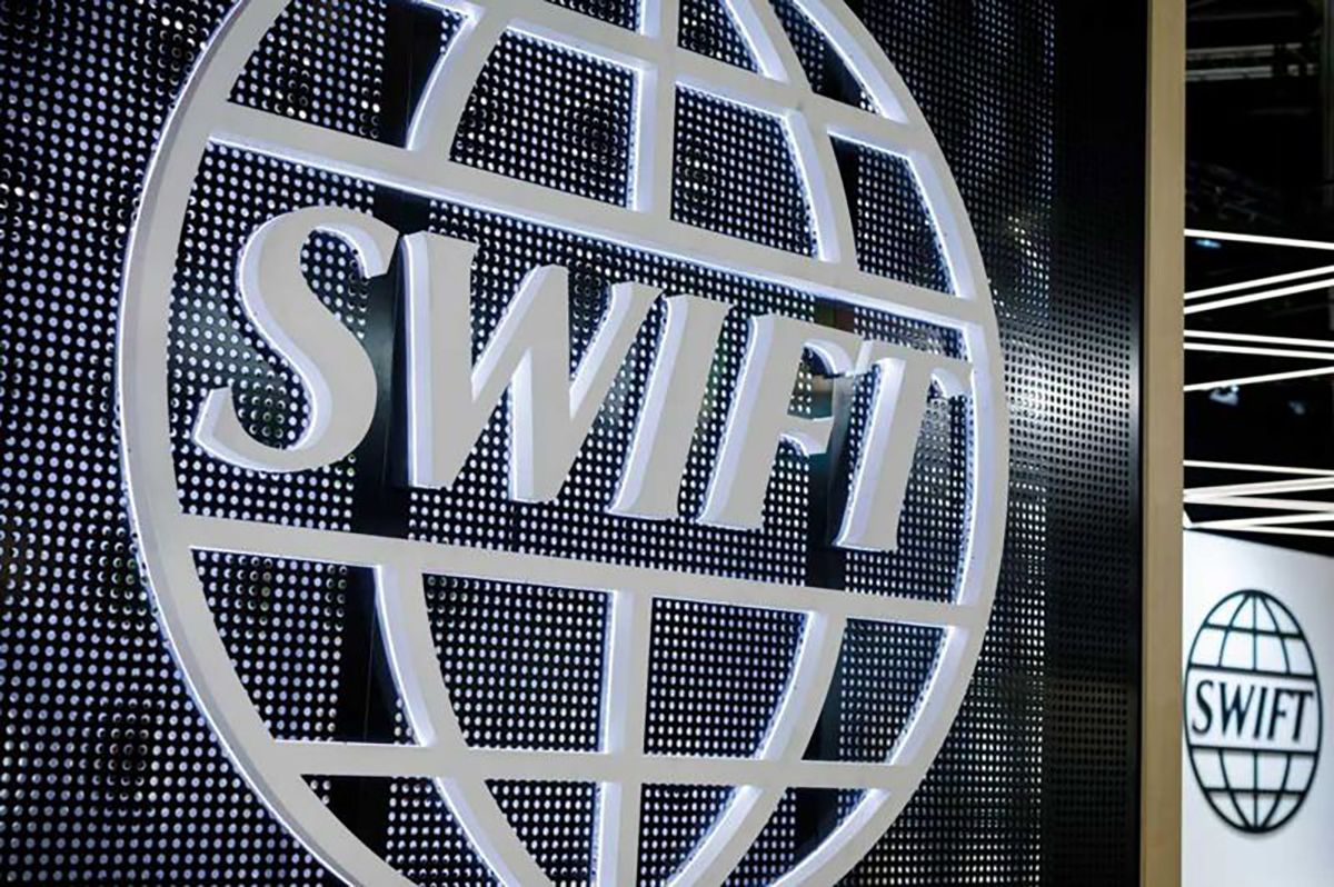 Росія готується до можливого відключення від SWIFT, – Захарова