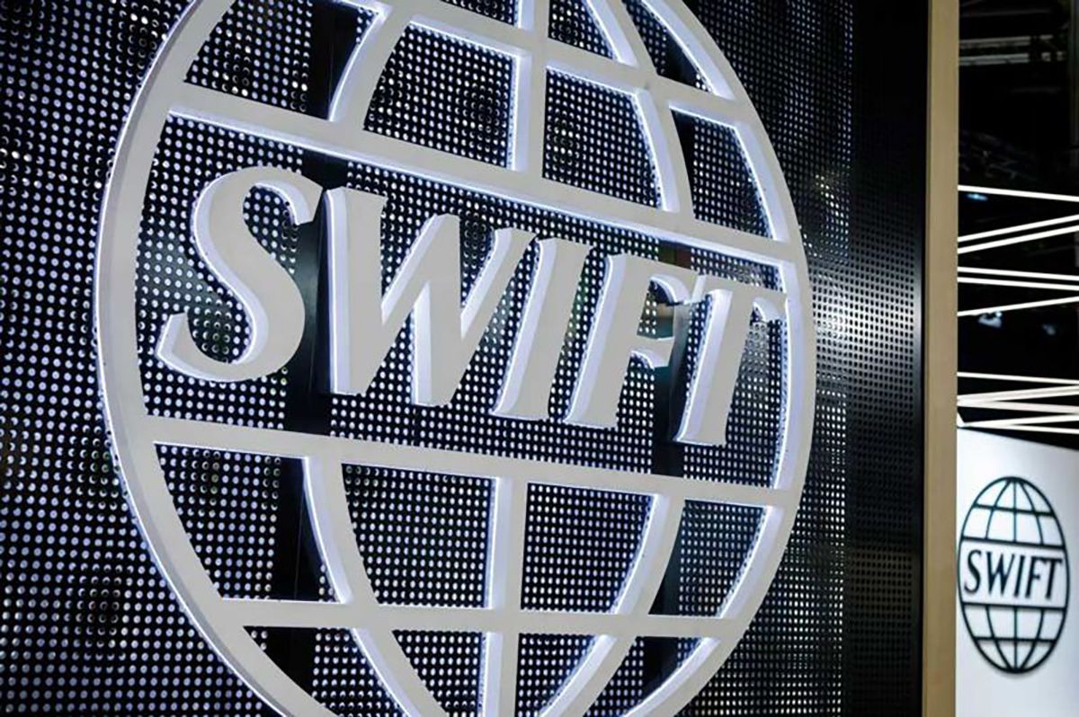 Россия готовится к возможному отключению от SWIFT, – Захарова