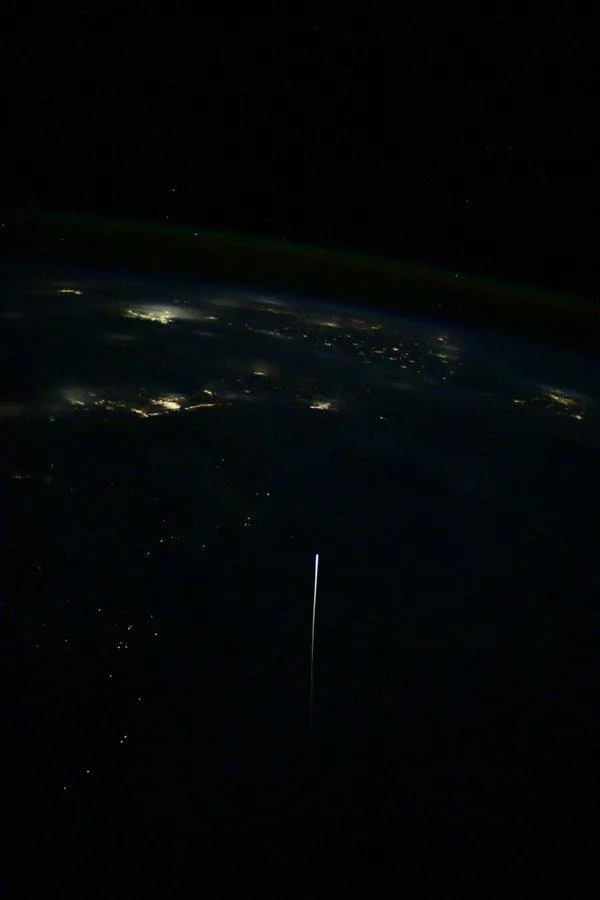 Crew Dragon входить в атмосферу Crew Dragon входить в атмосферу