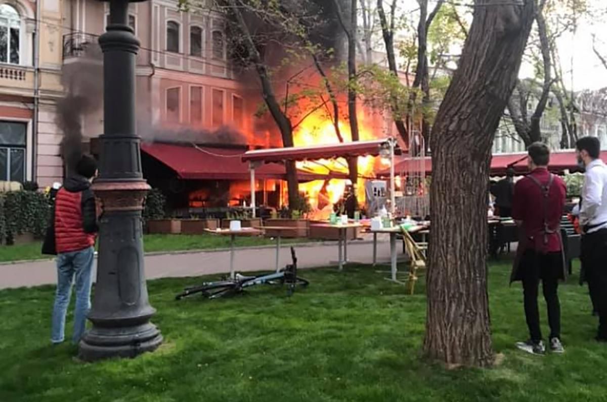 В Одесі загорівся ресторан Щастя та готель Пале-Рояль: фото, відео