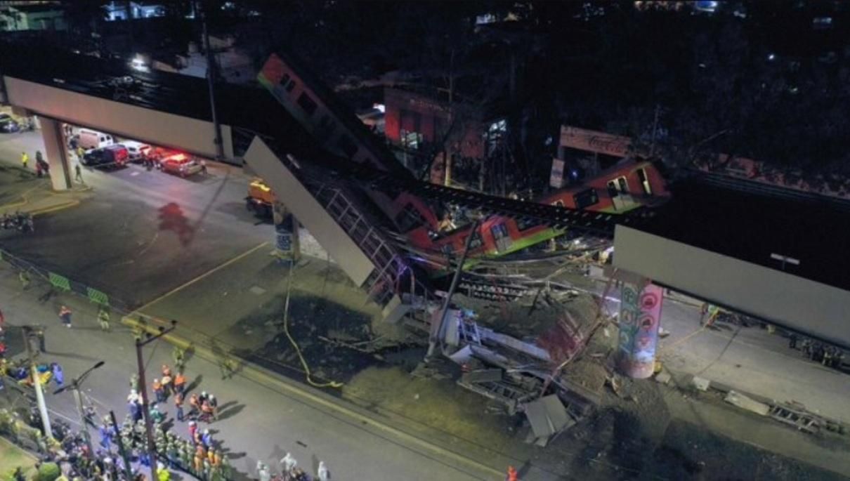 В Мексике обрушился мост вместе с поездом метро: видео