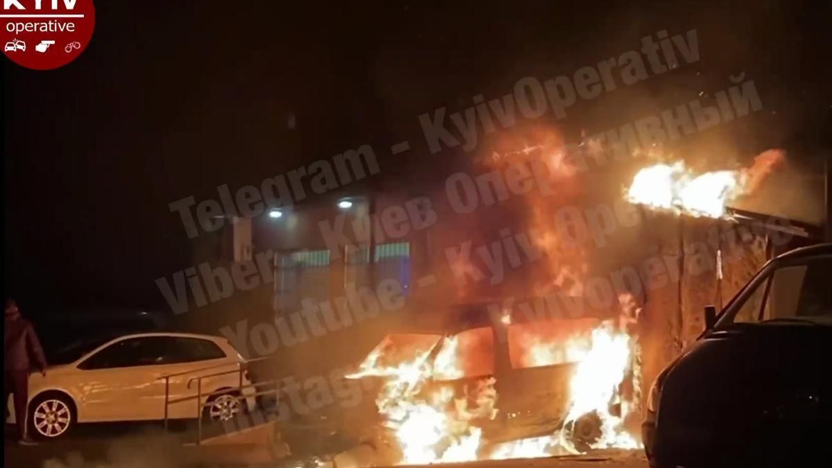 У Києві на ДВРЗ згоріло авто, вогонь перекинувся на магазин