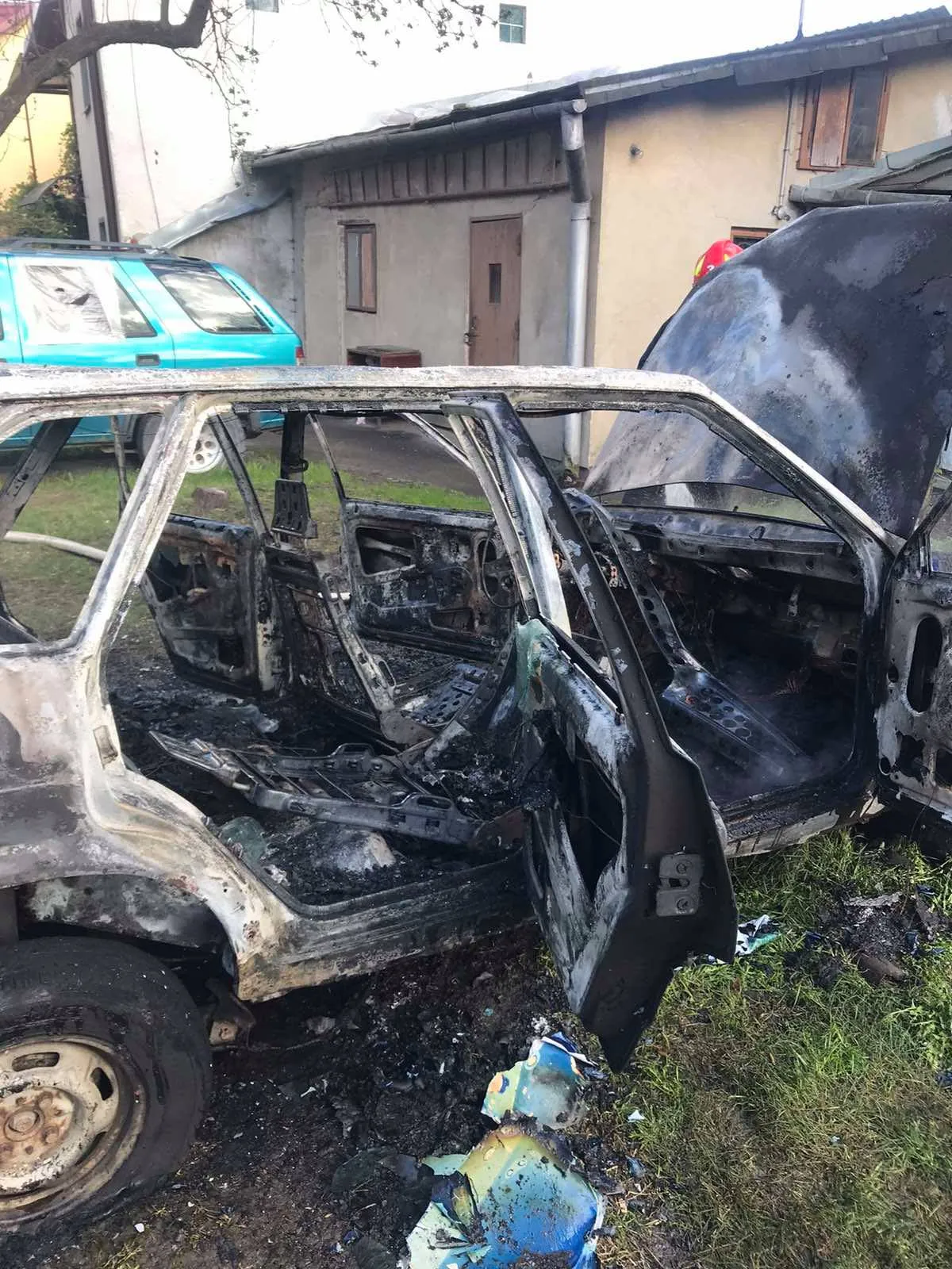 У Львові на подвір'ї будинку вщент згоріла автівка: фото згарища