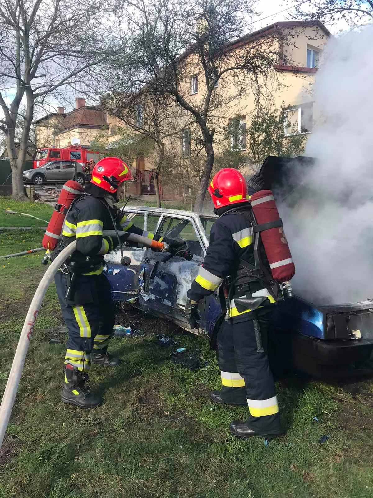 У Львові на подвір'ї будинку вщент згоріла автівка: фото згарища