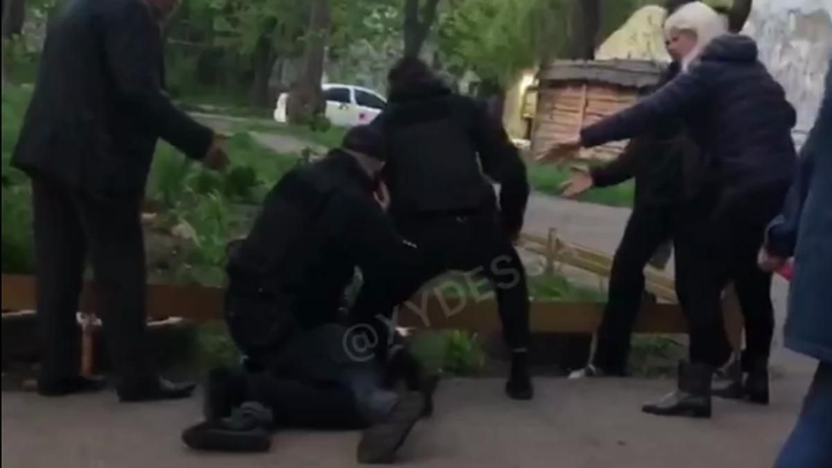 В Одесі на дитячому майданчику п'яні чоловіки накинулися на хлопчика