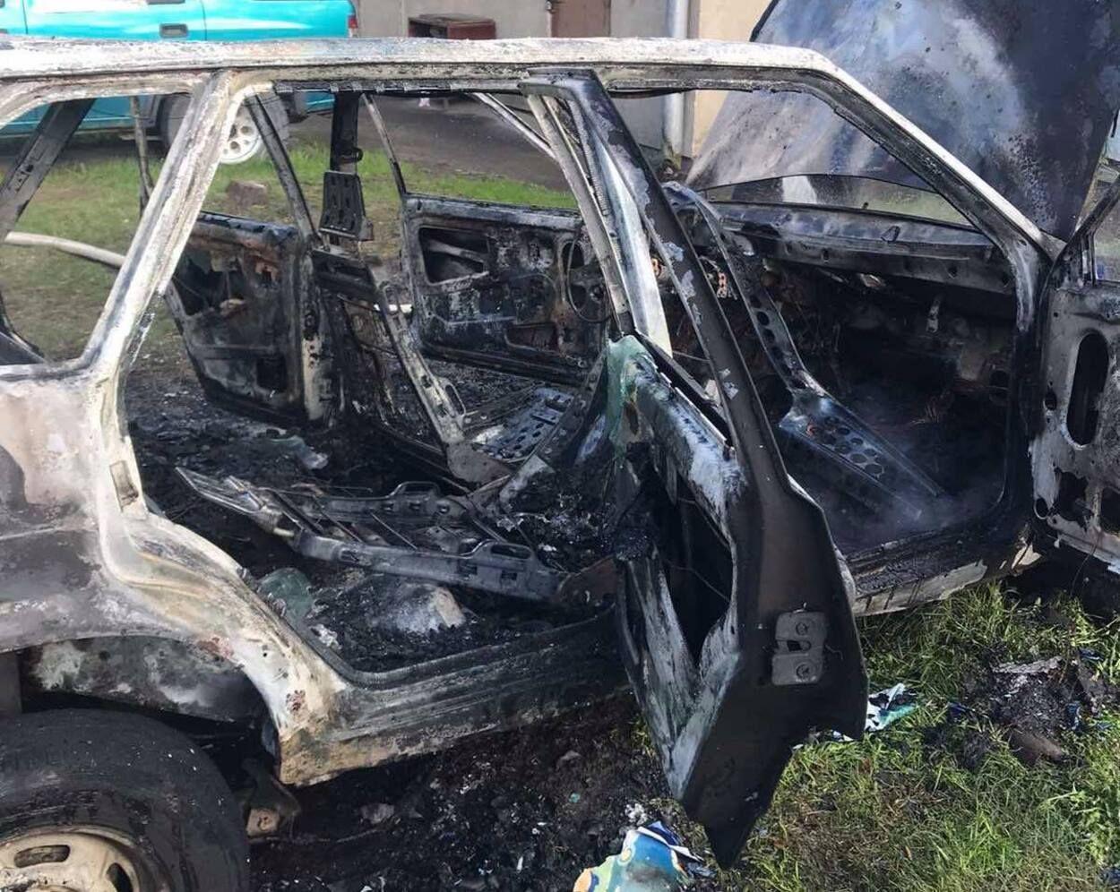 Во Львове во дворе дома автомобиль сгорел дотла: фото с места пожара Во Львове во дворе дома автомобиль сгорел дотла: фото с места пожара