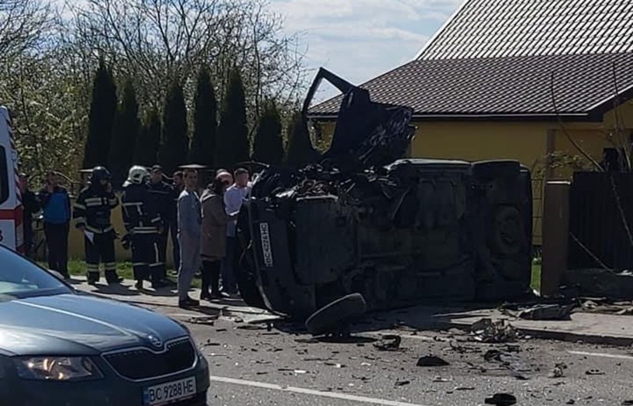 Авто відлетіло й перекинулось: на Львівщині трапилась масштабна ДТП – фото і відео