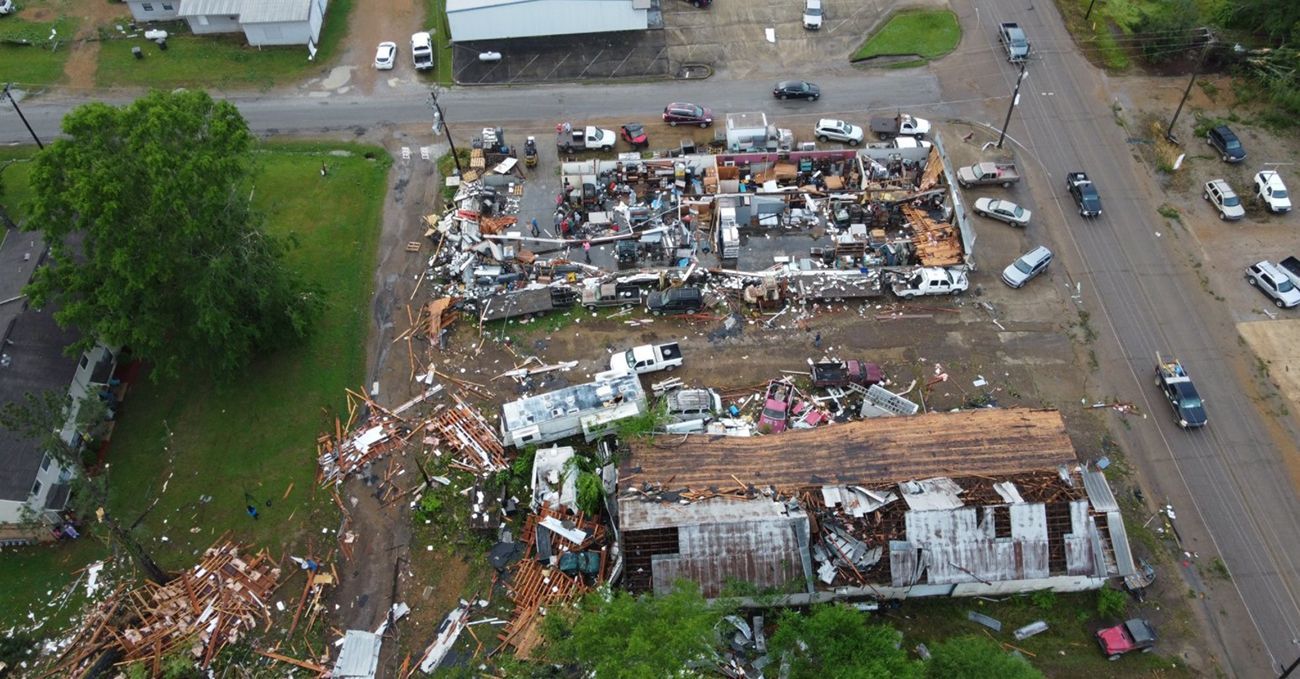 Мощный торнадо в Джорджии унес жизни двух человек фото, видео Мощный торнадо в Джорджии унес жизни двух человек фото, видео