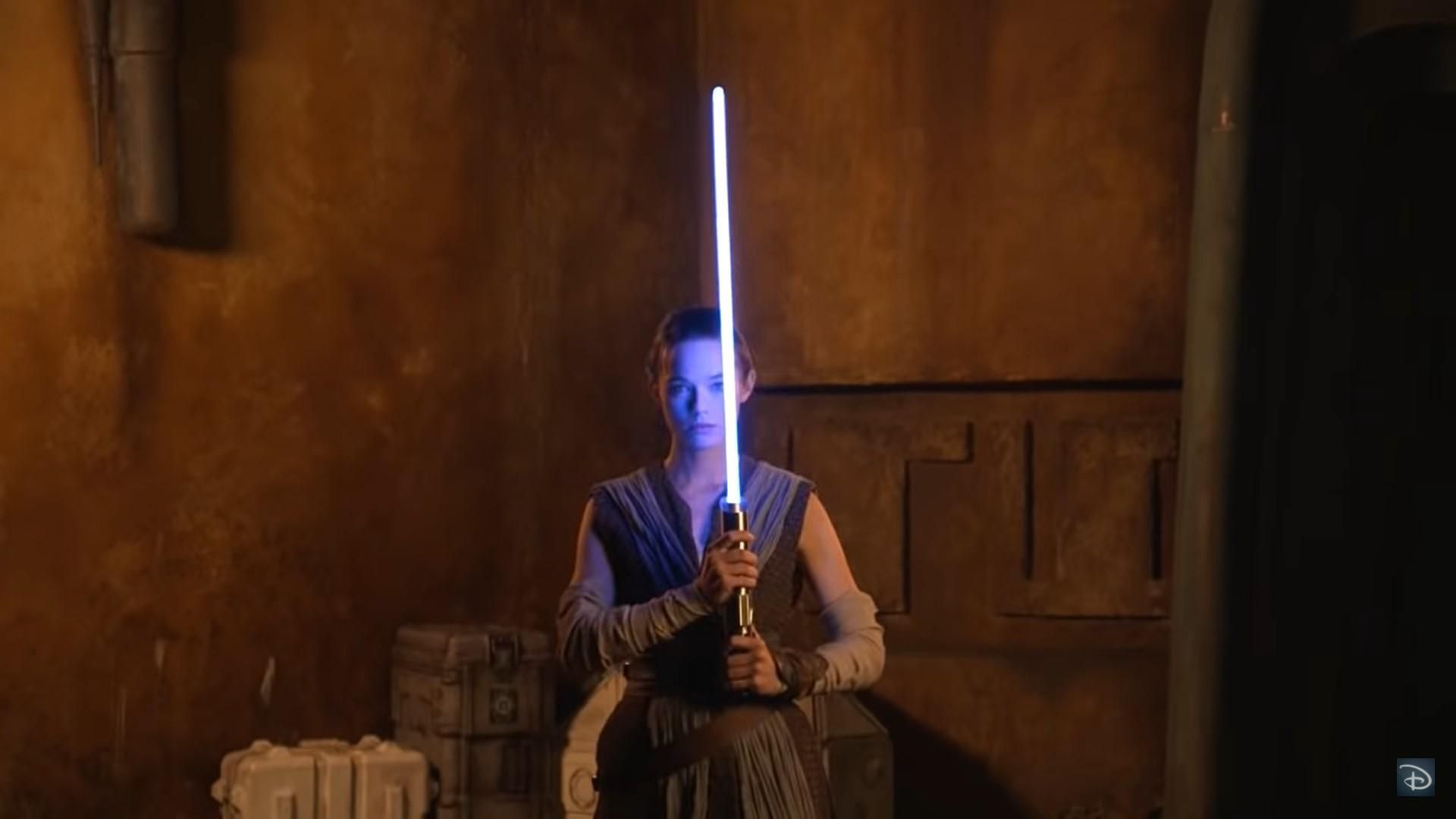 "Справжній" світловий меч з висувним лезом від Disney: відео