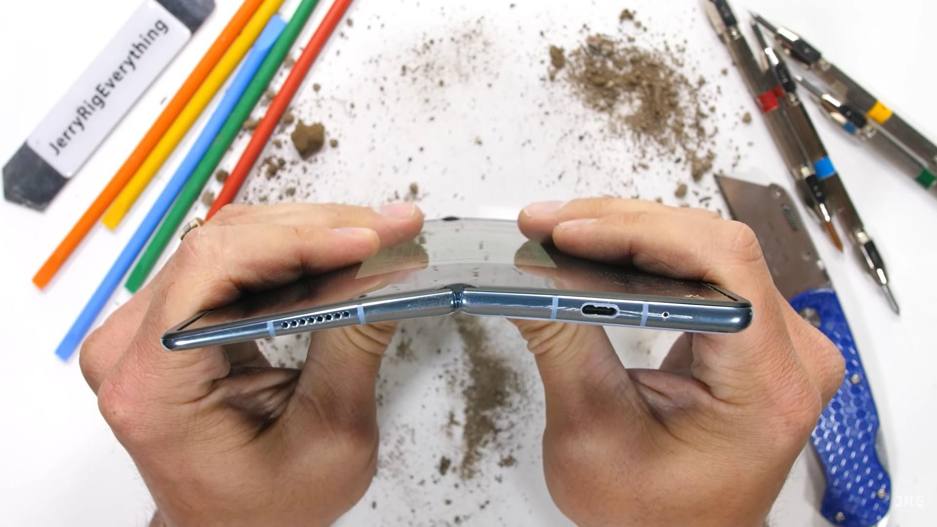 Тест пройдено: Huawei Mate X2 піддали серйозним випробуванням Тест пройдено: Huawei Mate X2 піддали серйозним випробуванням