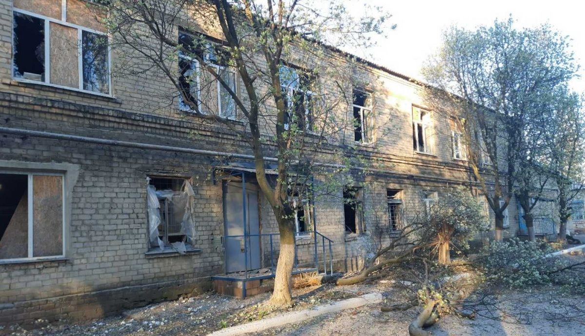 Оккупанты обстреляли больницу в Красногоровке с 45 пациентами Оккупанты обстреляли больницу в Красногоровке с 45 пациентами