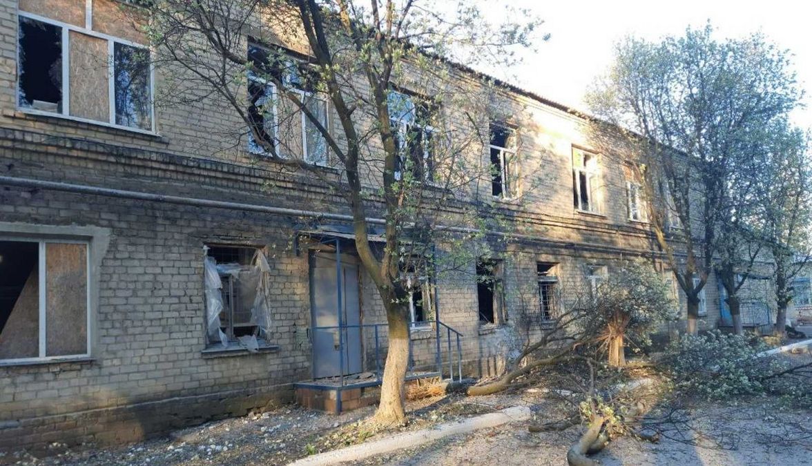 Оккупанты обстреляли больницу в Красногоровке с 45 пациентами Оккупанты обстреляли больницу в Красногоровке с 45 пациентами