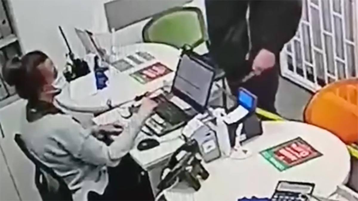 В Харькове ограбили ломбард на Гагарина: видео В Харькове ограбили ломбард на Гагарина: видео