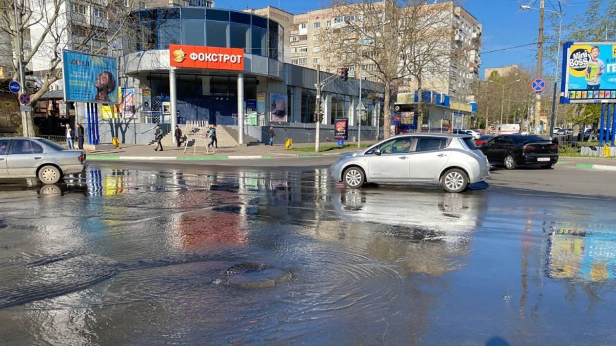 У Чорноморську через прорив води утворилося озеро: відео У Чорноморську через прорив води утворилося озеро: відео