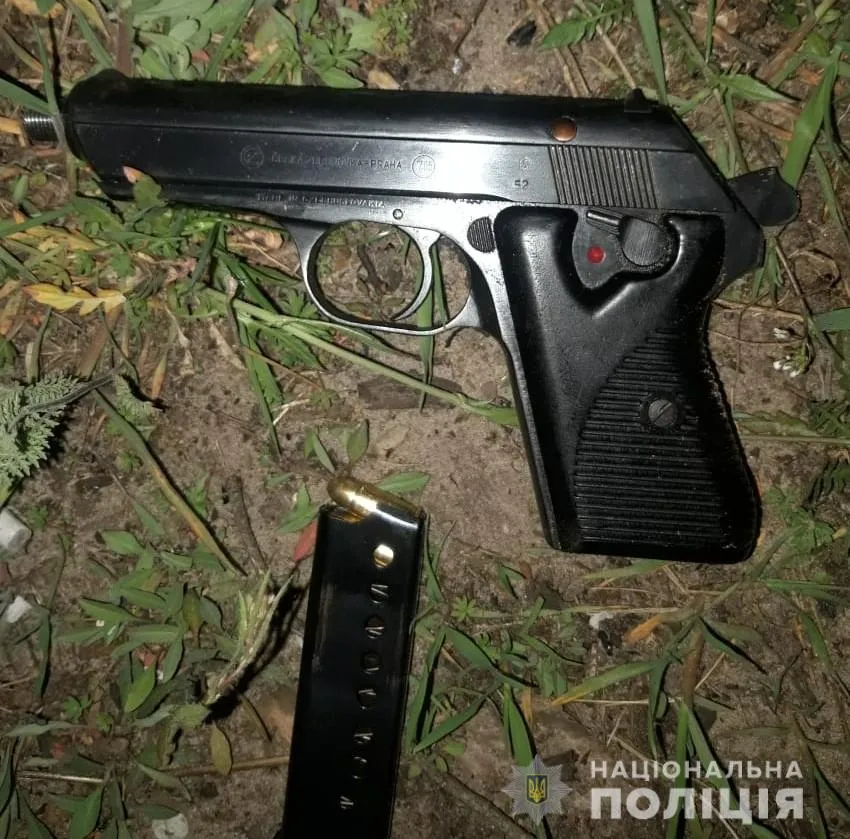 Скерував на поліцейських пістолет: у Соснівці чоловік влаштував стрілянину на вулиці – фото
