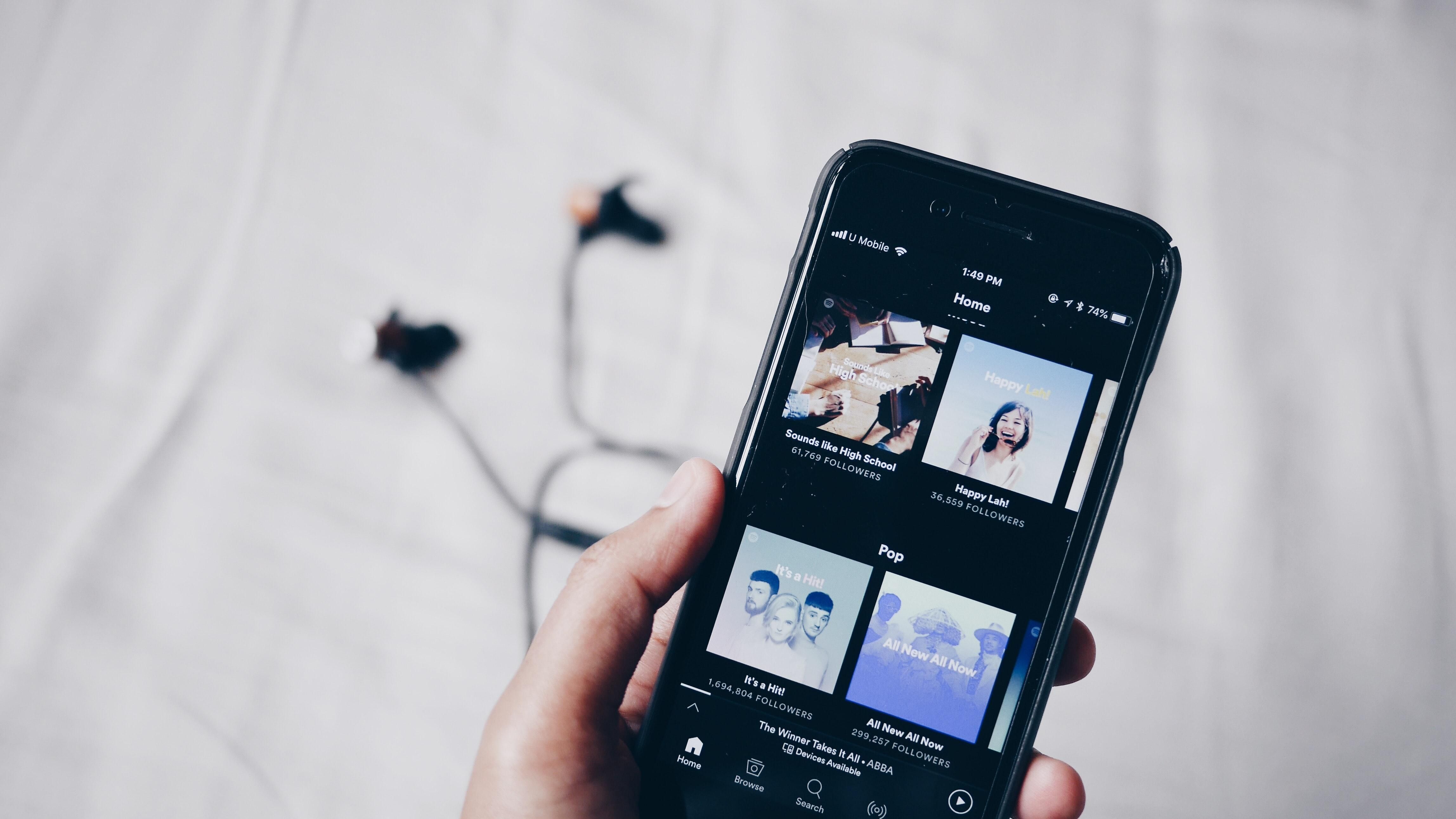 Музыканты просят Spotify не прослушивать пользователей