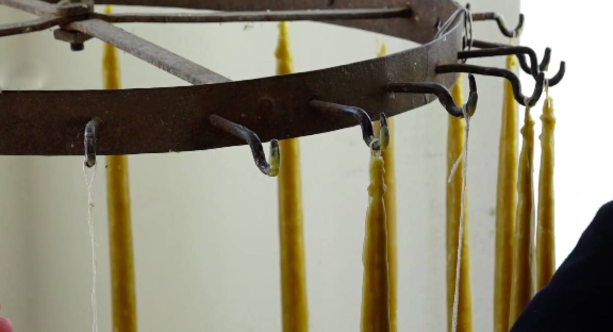 Біля Тернополя люди самостійно створюють свічки для церкви: фото Біля Тернополя люди самостійно створюють свічки для церкви: фото