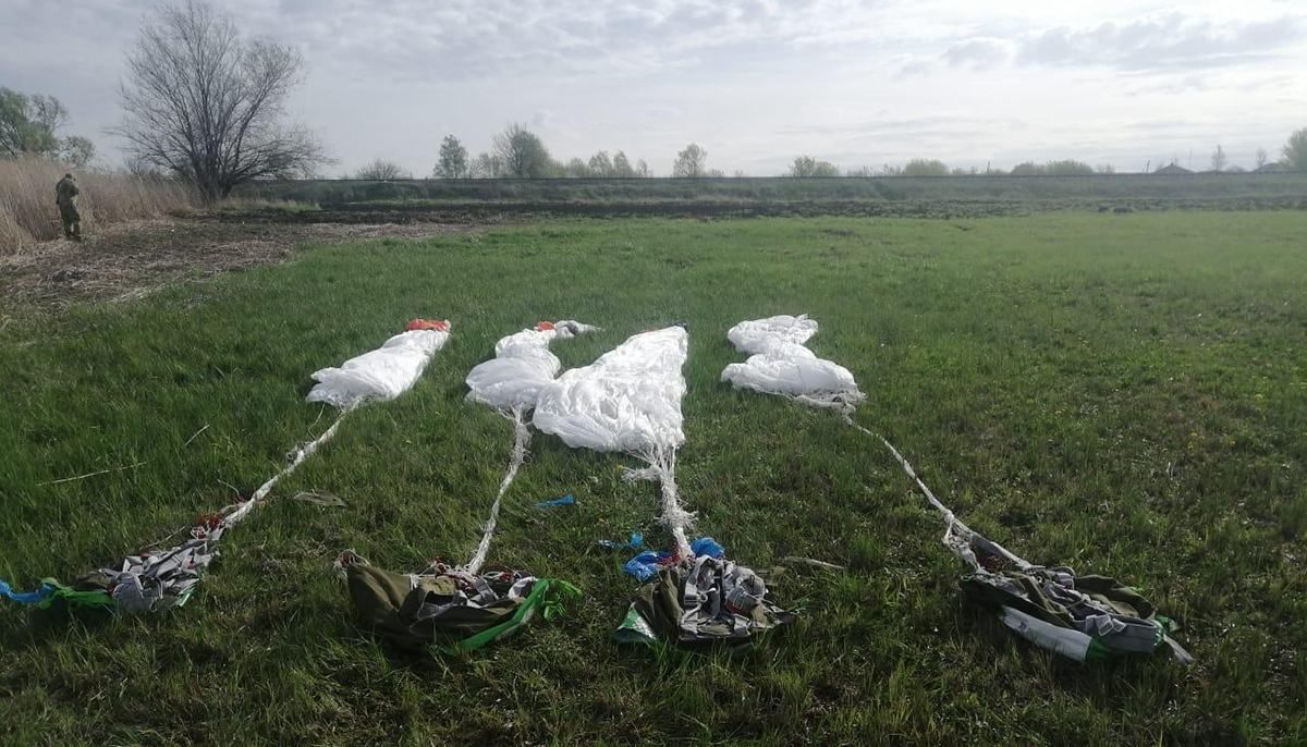 Поблизу кордону з Росією виявили пакети з контрабандними парашутами Поблизу кордону з Росією виявили пакети з контрабандними парашутами