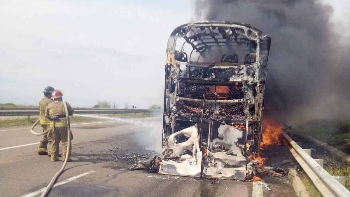 На трасі Одеса – Київ загорівся автобус із пасажирами: відео, фото