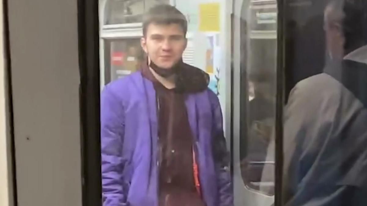 У метро Києва юнак курив цигарки та показував непристойні жести