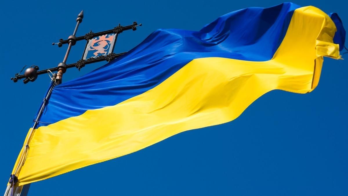 В Винницкой области мужчина вытер руки украинским флагом