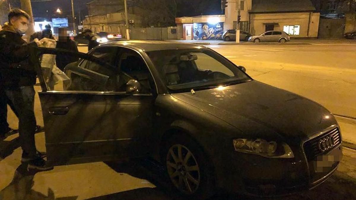 Чоловікам, які відібрали 5 мільйонів у киянина, повідомили про підозру Чоловікам, які відібрали 5 мільйонів у киянина, повідомили про підозру