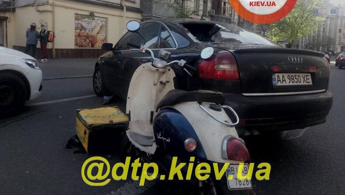 В центре Киева водитель сбил курьера Glovo