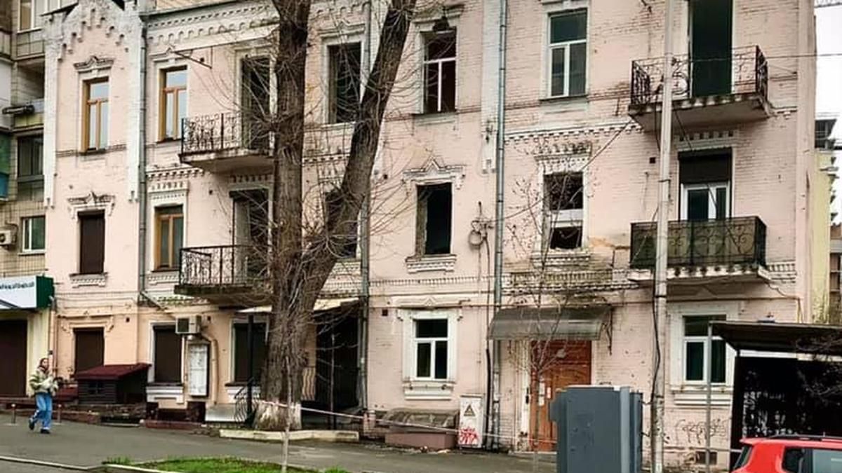 У центрі Києва руйнується історичний будинок