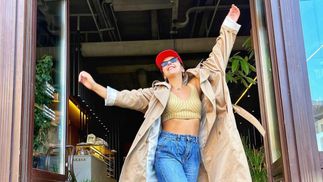 Джамала прогулялась по Киеву в коротком топе и джинсах: фото стильного выхода