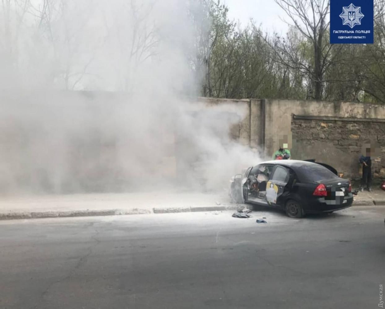 В Одессе такси Uklon врезалось в стену загорелся: видео 18+