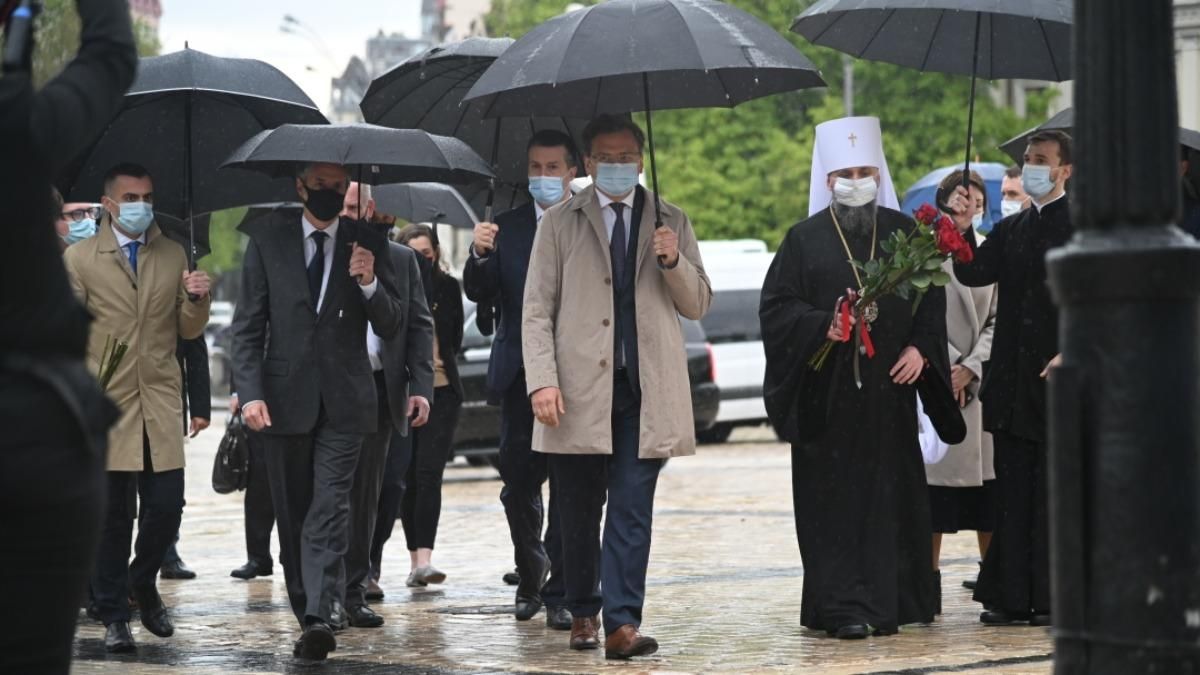 Блинкен с Епифанием и Кулебой возложили цветы к Стене памяти павших Блинкен с Епифанием и Кулебой возложили цветы к Стене памяти павших