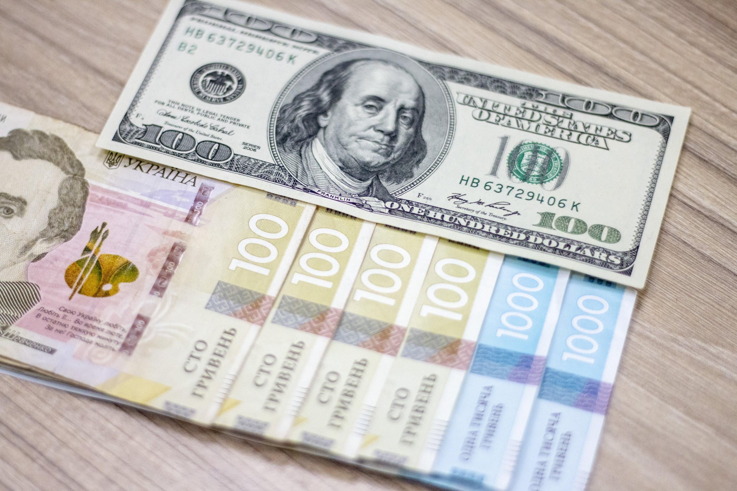Продаж валюти в Україні у квітні 2021 року