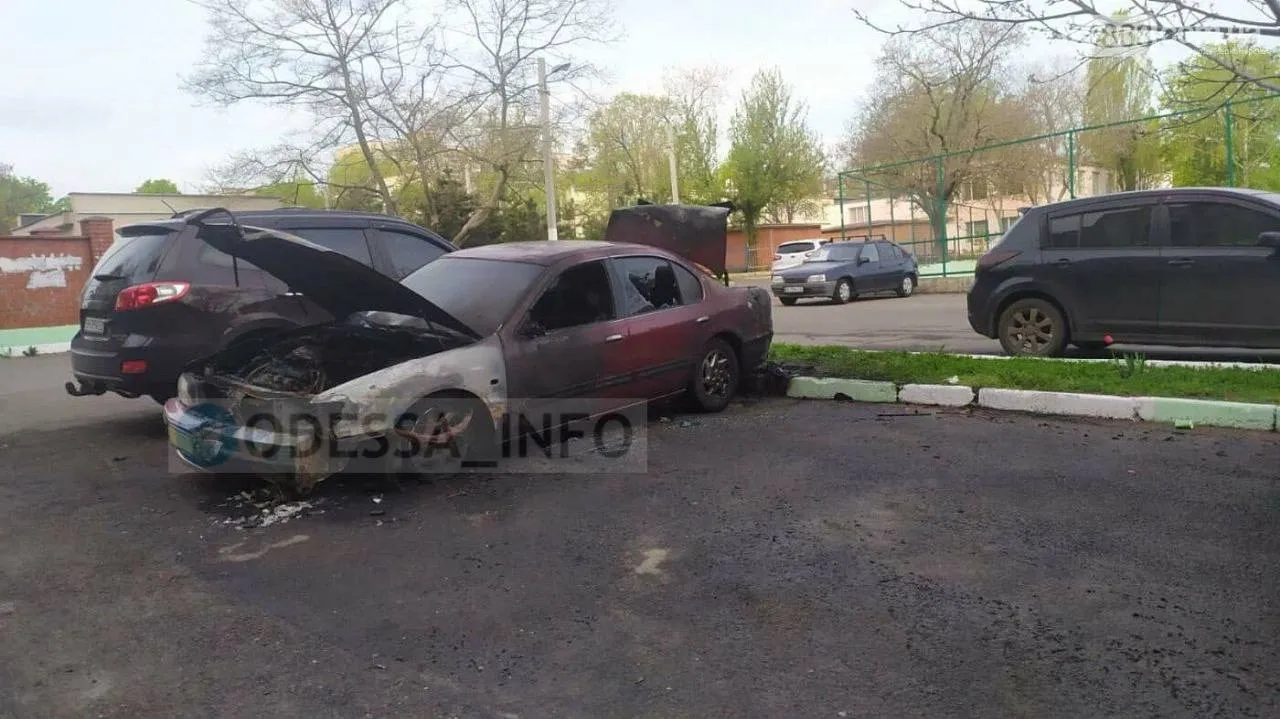 Згоріли авто в Чорноморську підпал