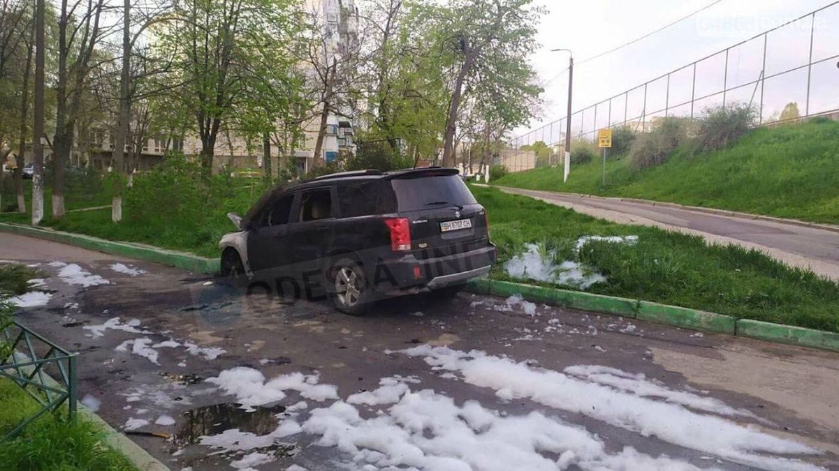 В Черноморске подожгли авто, принадлежащие депутату Кришмарю