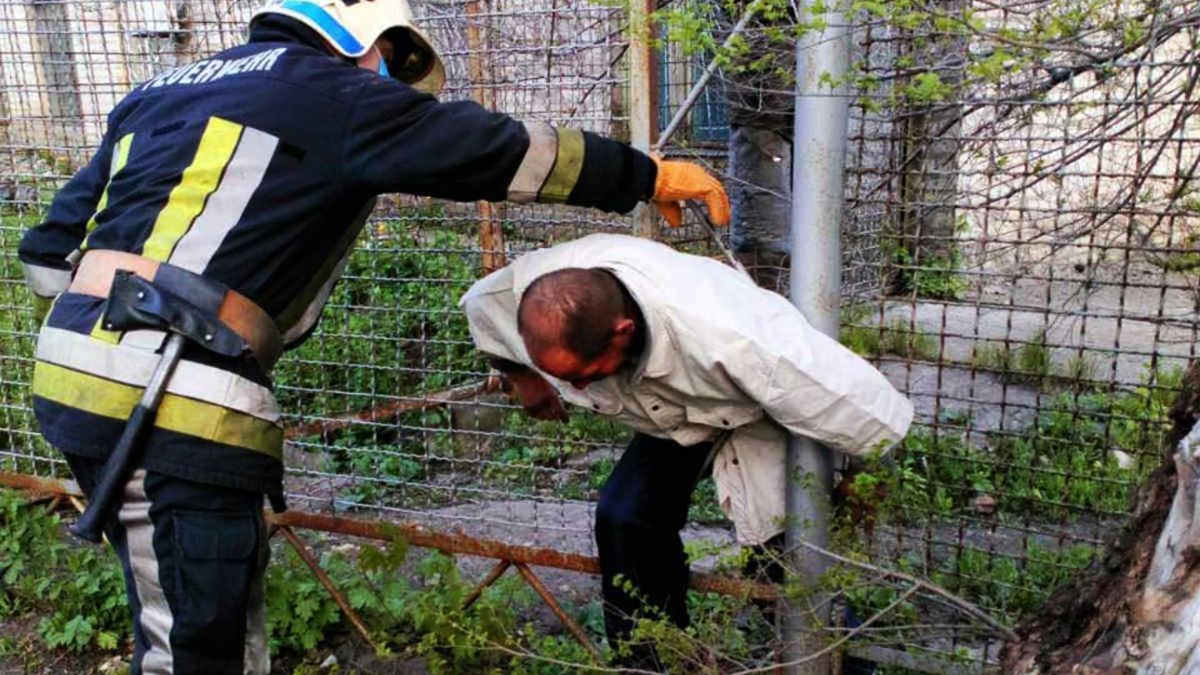 Пытался пролезть и застрял: в Днепропетровской области спасатели вырезали мужчину с забора